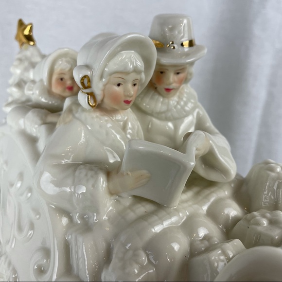 Vintage music box sculpted in a sleigh with caroling family - Picture 13 of 16